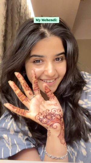 Sanchi Jain Instagram - 1am is for shitposting😤
Mehendi by : @daksha_manodara
Relatable, mehendi , trending, love