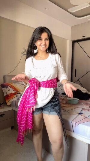 Sanchi Jain Instagram - HappyY HOLIIIII🩷💙🩵🤍💛
Chaotic GRWM
GRWM , Holi2025, 2025 , Trending, trend , Madhubala , trend
#holi #holiideas #inspo #trending #reels
