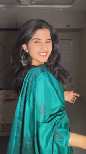 Sanchi Jain Instagram - Feeelinggg super dramatic today {pretty much everyday🥹}
#pehlibaar #dhadak #bollywood #transition