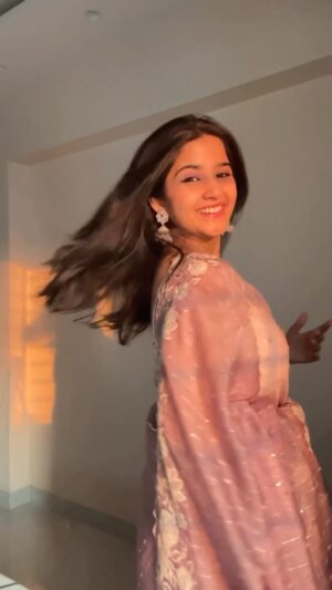 Sanchi Jain Instagram - ??A GOLDEN HOUR MOMENT IN MY ROOM???? How did i not know this before????????
(One love , saari , transition)