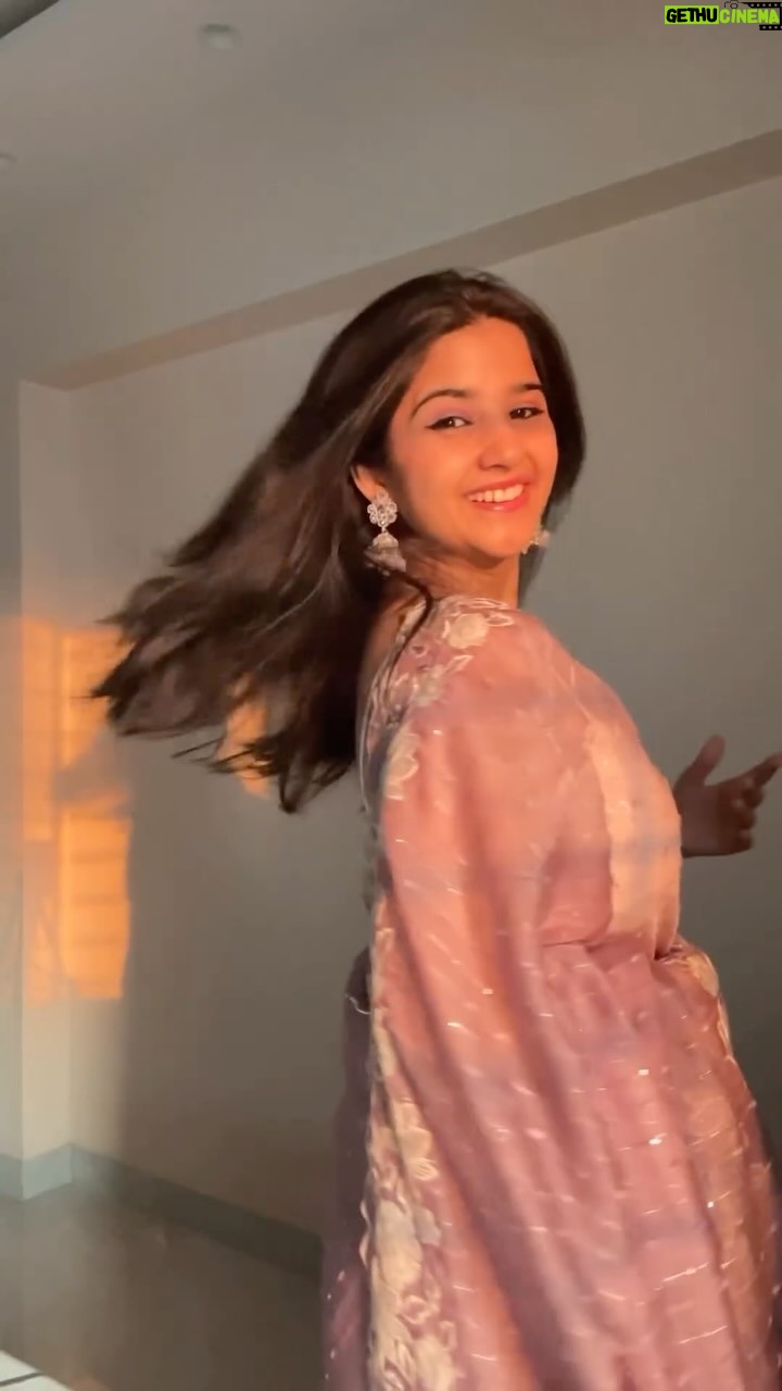 Sanchi Jain - 213.1K Likes - ??A GOLDEN HOUR MOMENT IN MY ROOM???? How did i not know this before????????

(One love , saari , transition)
