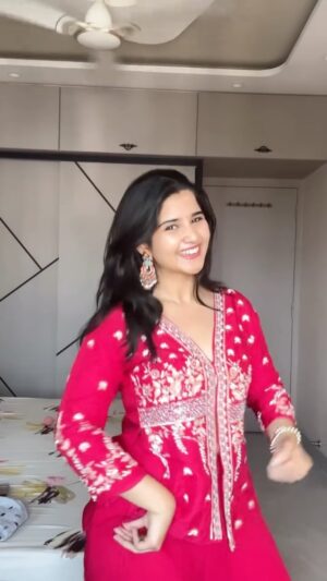 Sanchi Jain Instagram - Uyi Amma Fever is REAL🥹
@rashathadani what a DEBUT😭✨
#uyiamma #reels #rashathadani #dance