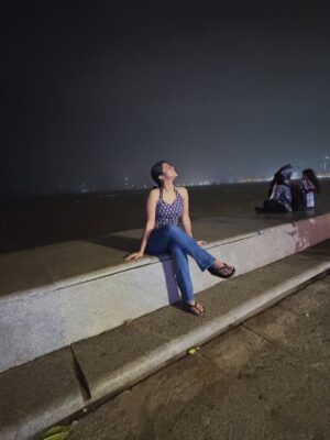 Sanchita Bashu Instagram - Dil ki har baat, samandar ke paas aake halki lagti hai♥️.#MarineDrive #MumbaiDiaries #CityOfDreams #SeasideVibes #insta #pictureoftheday #instagram. Dress 👗: @desidrips_