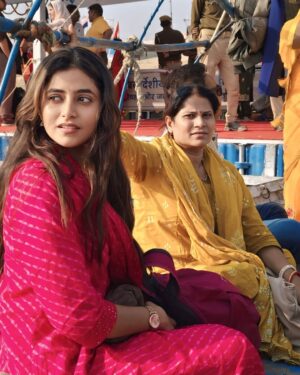 Sanchita Bashu Instagram - सूरज की धूप, ठंडी हवा और नाव की सवारी—बस ज़िंदगी यही है! ☀️🌊🚣 #GoldenHour” #boat #boatride #prayagraj #mahakumbh2025 #instalove #instagram #picoftheday