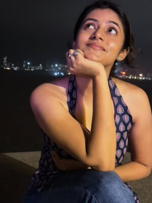 Sanchita Bashu Instagram - Dil ki har baat, samandar ke paas aake halki lagti hai♥️.#MarineDrive #MumbaiDiaries #CityOfDreams #SeasideVibes #insta #pictureoftheday #instagram. Dress 👗: @desidrips_
