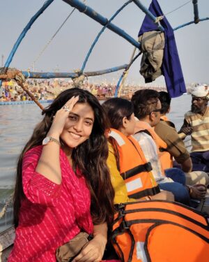 Sanchita Bashu Instagram - सूरज की धूप, ठंडी हवा और नाव की सवारी—बस ज़िंदगी यही है! ☀️🌊🚣 #GoldenHour” #boat #boatride #prayagraj #mahakumbh2025 #instalove #instagram #picoftheday