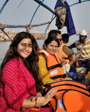 Sanchita Bashu Instagram - सूरज की धूप, ठंडी हवा और नाव की सवारी—बस ज़िंदगी यही है! ☀️🌊🚣 #GoldenHour” #boat #boatride #prayagraj #mahakumbh2025 #instalove #instagram #picoftheday