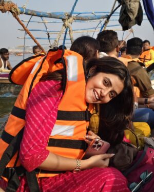 Sanchita Bashu Instagram - सूरज की धूप, ठंडी हवा और नाव की सवारी—बस ज़िंदगी यही है! ☀️🌊🚣 #GoldenHour” #boat #boatride #prayagraj #mahakumbh2025 #instalove #instagram #picoftheday