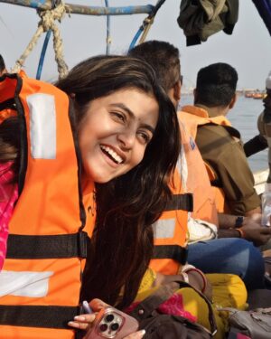 Sanchita Bashu Instagram - सूरज की धूप, ठंडी हवा और नाव की सवारी—बस ज़िंदगी यही है! ☀️🌊🚣 #GoldenHour” #boat #boatride #prayagraj #mahakumbh2025 #instalove #instagram #picoftheday