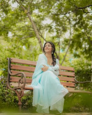 Sanchita Bashu Instagram - 💫 “सज गई हूँ सादगी में,
जैसे बारिश हो बादलों की चुप्पी में।”🩵
📸 : @rohit__photography____ #EthnicVibes #PastelLove #DesiCharm #GracefulYou #SimplicityAndStyle #ChikankariMagic #TraditionalBeauty #InstaGlow #SoftGlamLook #DesiAura #ElegantOutfit #NaturalMood #IndianWearLove #EarringsGameStrong #ClassicAndCute
