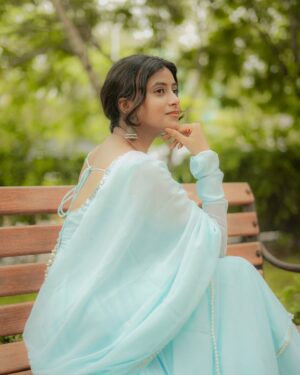 Sanchita Bashu Instagram - 💫 “सज गई हूँ सादगी में,
जैसे बारिश हो बादलों की चुप्पी में।”🩵
📸 : @rohit__photography____ #EthnicVibes #PastelLove #DesiCharm #GracefulYou #SimplicityAndStyle #ChikankariMagic #TraditionalBeauty #InstaGlow #SoftGlamLook #DesiAura #ElegantOutfit #NaturalMood #IndianWearLove #EarringsGameStrong #ClassicAndCute