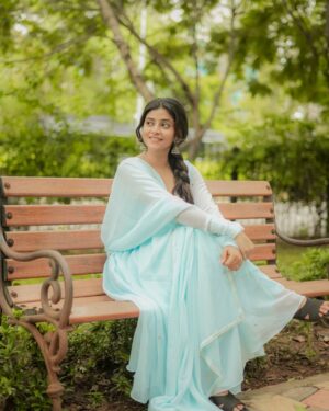 Sanchita Bashu Instagram - 💫 “सज गई हूँ सादगी में,
जैसे बारिश हो बादलों की चुप्पी में।”🩵
📸 : @rohit__photography____ #EthnicVibes #PastelLove #DesiCharm #GracefulYou #SimplicityAndStyle #ChikankariMagic #TraditionalBeauty #InstaGlow #SoftGlamLook #DesiAura #ElegantOutfit #NaturalMood #IndianWearLove #EarringsGameStrong #ClassicAndCute