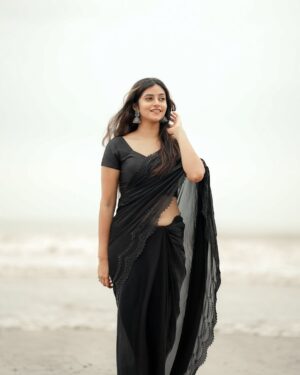 Sanchita Bashu Instagram - “हवा की चाल से बातों का रंग बदल जाता है…🖤
#BeachVibes #DesiElegance #SimplicitySpeaks #IndianBeauty #instapic #instagram
📸 : @rohit__photography____