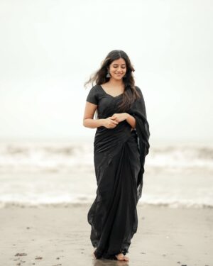 Sanchita Bashu Instagram - “हवा की चाल से बातों का रंग बदल जाता है…🖤
#BeachVibes #DesiElegance #SimplicitySpeaks #IndianBeauty #instapic #instagram
📸 : @rohit__photography____