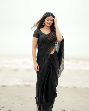 Sanchita Bashu Instagram - “हवा की चाल से बातों का रंग बदल जाता है…🖤
#BeachVibes #DesiElegance #SimplicitySpeaks #IndianBeauty #instapic #instagram
📸 : @rohit__photography____