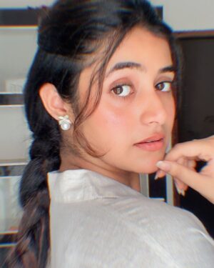 Sanchita Bashu Instagram - Braided hair and happy vibes.”#SimpleLook #NaturalGlow #BraidedHair #SoftVibes #HappyMood #MinimalStyle #EverydayLook #FreshFace #DesiBeauty #subtleglam