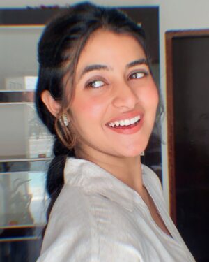 Sanchita Bashu Instagram - Braided hair and happy vibes.”#SimpleLook #NaturalGlow #BraidedHair #SoftVibes #HappyMood #MinimalStyle #EverydayLook #FreshFace #DesiBeauty #subtleglam