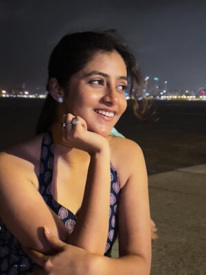 Sanchita Bashu Instagram - Dil ki har baat, samandar ke paas aake halki lagti hai♥️.#MarineDrive #MumbaiDiaries #CityOfDreams #SeasideVibes #insta #pictureoftheday #instagram. Dress 👗: @desidrips_