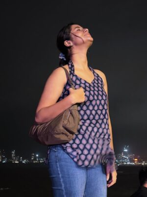 Sanchita Bashu Instagram - Dil ki har baat, samandar ke paas aake halki lagti hai♥️.#MarineDrive #MumbaiDiaries #CityOfDreams #SeasideVibes #insta #pictureoftheday #instagram. Dress 👗: @desidrips_