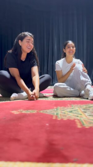 Sandia Tajdin Instagram - ⁨	كواليس مسرحية ..🎭 تخرشيش هجوره صوت الغزال 🎙️🎭
‪@mesnaoui_hajar‬ 
@ahucahumour 🎭
موحال ادجين اموراينش 🖤🎙️..

#ساندية_تاج_الدين⁩