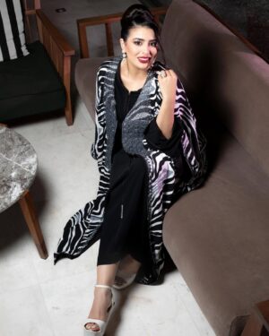 Sandia Tajdin Instagram - عيد مبارك سعيد و كل عام و أنتم بألف خير ✨🇲🇦 

👗 : @smdesign10_officiel
💄: @bperfect.maroc 
Hair: @hafida_skalli_visagiste 
📸: @zakaria_latouri 
DA: @simoelalaouii 
 🤍

Location : @palmeraiecountryclubofficial
 
#aidmubarak  #ramdanspecial❤️ #dem_el_machrouk  #caftan_marocain #actrice  #maroc 
 
#ساندية_تاج_الدين 

✨..