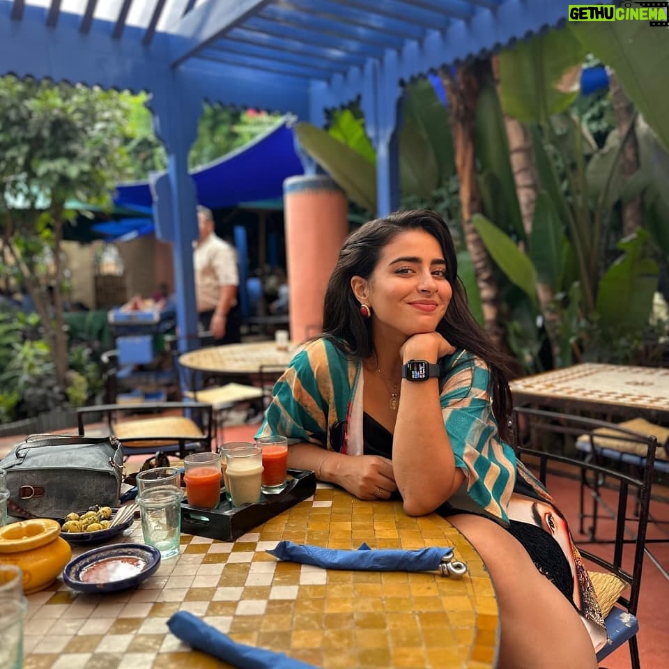 Sandia Tajdin - 27.7K Likes - دواءك فيك و ما تبصر ، و داؤك منك و ما تشعر..
و تحسب أنك جرم صغير ، و فيك انطوى العالم الأكبر.
و اعلم أن الطريق لا يمنح ، بل يكتشف… 
و أنك وحدك من يجب أن تمشيه ، لتجد نفسك في نهايته ..

تحية لمعلم .. 🤍

🖋️:إ.ع

#ساندية_تاج_الدين
