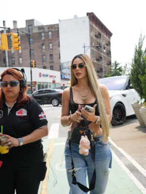 Sandra Berrocal Instagram - Gracias a la DiĆ”spora Dominicana en New York, y de otras hermosas Naciones, por todo el cariƱo, apoyo incondicional y entrega hacia mĆ en todos los proyectos y momentos de mi vida, mi corazón se llena de amor por ustedes, y de un sentimiento inigualable, sin ustedes serĆa imposible para mĆ continuar, gracias a mis fieles seguidores y todo el cariƱo que nos brindaron en este primer Domi Day celebrado en La Plaza Quisqueya, en Dyckman junto a la familia #AlofokeMediaGroup @sinfiltroradioshow šŗšøššš„³
Estilismo @carlosmartine08
Extensiones @santalexahumanhair