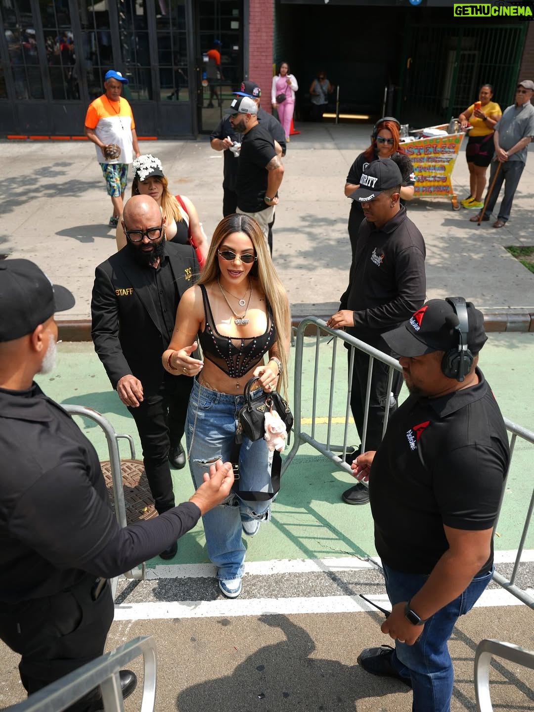 Sandra Berrocal - 72.2K Likes - Gracias a la Diáspora  Dominicana en New York,  y de otras hermosas  Naciones, por todo el cariño, apoyo incondicional y entrega hacia mí en todos los proyectos y momentos de mi vida, mi corazón se llena de amor por ustedes, y de un sentimiento inigualable, sin ustedes sería imposible para mí continuar, gracias a mis fieles seguidores y todo el cariño que nos brindaron en este primer Domi Day celebrado en La Plaza Quisqueya, en Dyckman junto a la familia #AlofokeMediaGroup @sinfiltroradioshow 🇺🇸🙏💋🥳

Estilismo @carlosmartine08 

Extensiones @santalexahumanhair