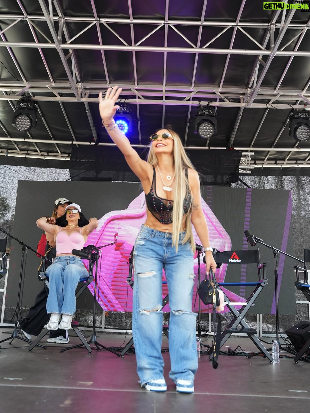 Sandra Berrocal - 72.2K Likes - Gracias a la Diáspora  Dominicana en New York,  y de otras hermosas  Naciones, por todo el cariño, apoyo incondicional y entrega hacia mí en todos los proyectos y momentos de mi vida, mi corazón se llena de amor por ustedes, y de un sentimiento inigualable, sin ustedes sería imposible para mí continuar, gracias a mis fieles seguidores y todo el cariño que nos brindaron en este primer Domi Day celebrado en La Plaza Quisqueya, en Dyckman junto a la familia #AlofokeMediaGroup @sinfiltroradioshow 🇺🇸🙏💋🥳

Estilismo @carlosmartine08 

Extensiones @santalexahumanhair