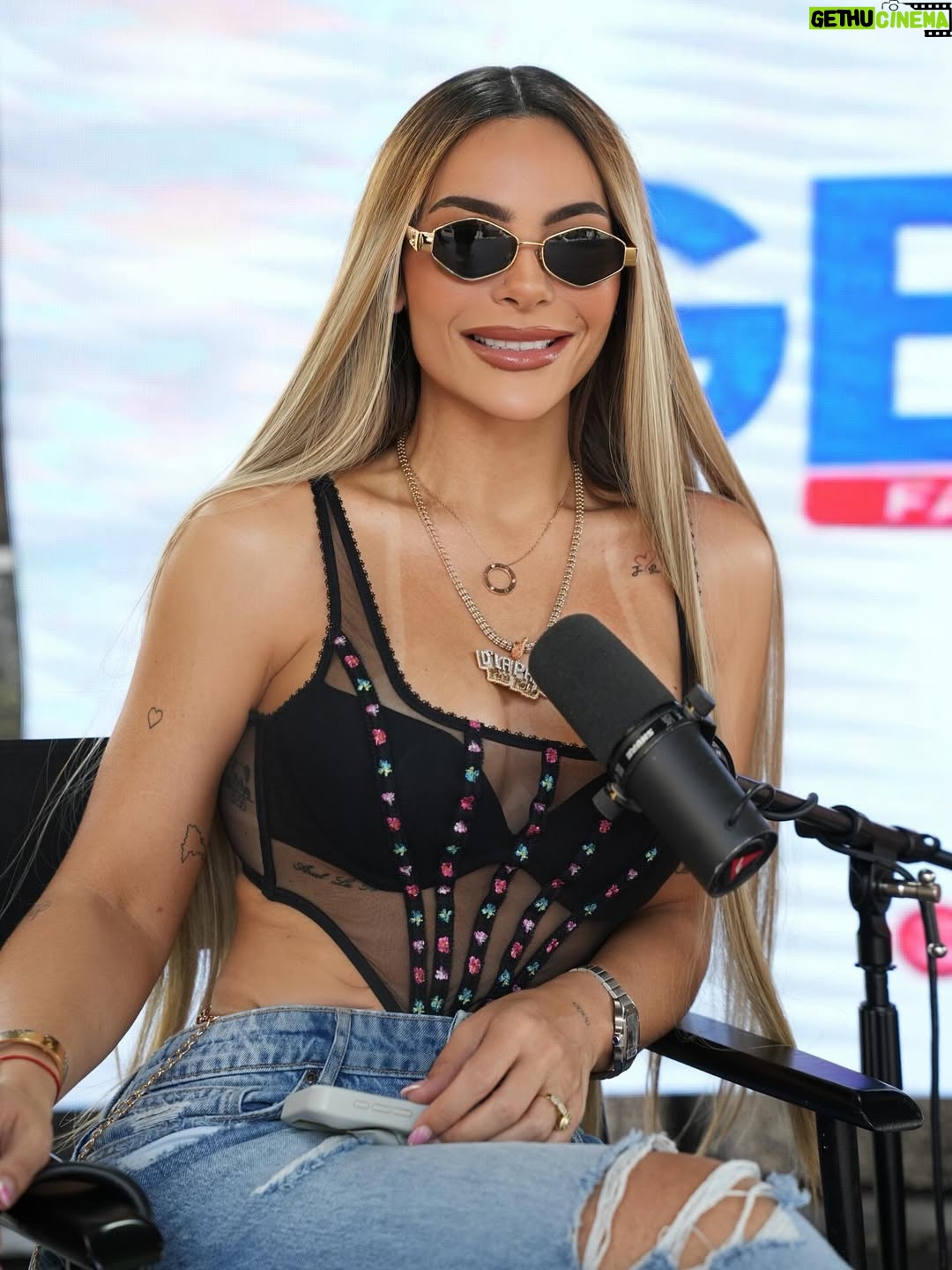 Sandra Berrocal - 72.2K Likes - Gracias a la Diáspora  Dominicana en New York,  y de otras hermosas  Naciones, por todo el cariño, apoyo incondicional y entrega hacia mí en todos los proyectos y momentos de mi vida, mi corazón se llena de amor por ustedes, y de un sentimiento inigualable, sin ustedes sería imposible para mí continuar, gracias a mis fieles seguidores y todo el cariño que nos brindaron en este primer Domi Day celebrado en La Plaza Quisqueya, en Dyckman junto a la familia #AlofokeMediaGroup @sinfiltroradioshow 🇺🇸🙏💋🥳

Estilismo @carlosmartine08 

Extensiones @santalexahumanhair