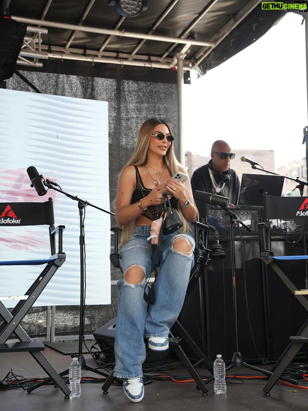 Sandra Berrocal - 72.2K Likes - Gracias a la Diáspora  Dominicana en New York,  y de otras hermosas  Naciones, por todo el cariño, apoyo incondicional y entrega hacia mí en todos los proyectos y momentos de mi vida, mi corazón se llena de amor por ustedes, y de un sentimiento inigualable, sin ustedes sería imposible para mí continuar, gracias a mis fieles seguidores y todo el cariño que nos brindaron en este primer Domi Day celebrado en La Plaza Quisqueya, en Dyckman junto a la familia #AlofokeMediaGroup @sinfiltroradioshow 🇺🇸🙏💋🥳

Estilismo @carlosmartine08 

Extensiones @santalexahumanhair