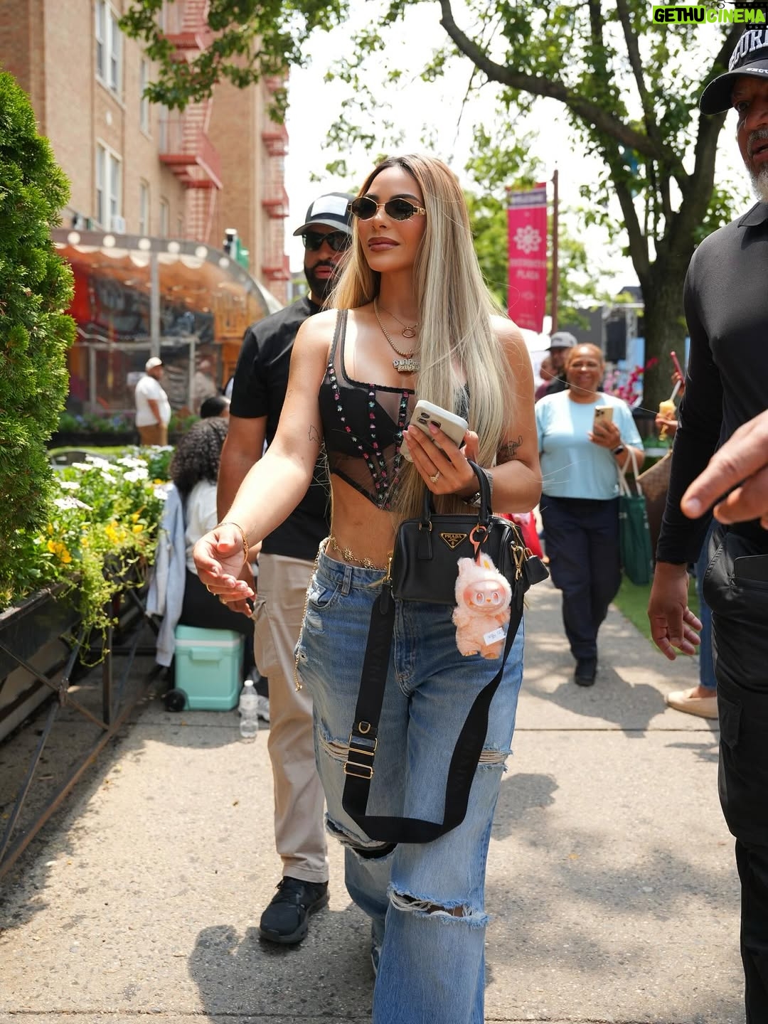 Sandra Berrocal - 72.2K Likes - Gracias a la Diáspora  Dominicana en New York,  y de otras hermosas  Naciones, por todo el cariño, apoyo incondicional y entrega hacia mí en todos los proyectos y momentos de mi vida, mi corazón se llena de amor por ustedes, y de un sentimiento inigualable, sin ustedes sería imposible para mí continuar, gracias a mis fieles seguidores y todo el cariño que nos brindaron en este primer Domi Day celebrado en La Plaza Quisqueya, en Dyckman junto a la familia #AlofokeMediaGroup @sinfiltroradioshow 🇺🇸🙏💋🥳

Estilismo @carlosmartine08 

Extensiones @santalexahumanhair
