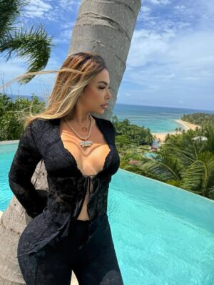 Sandra Berrocal Instagram - Si besarte es un pecado tengo el cielo perdido šµššµā¤ļø A.S šµā¤ļøšµ
Look @el.cofre.accesorios