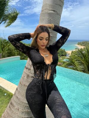 Sandra Berrocal Instagram - Si besarte es un pecado tengo el cielo perdido šµššµā¤ļø A.S šµā¤ļøšµ
Look @el.cofre.accesorios
