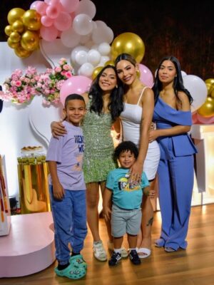 Sandra Berrocal Instagram - Felicidades en tu graduación š©š»āš mi amor te amamos nos sentimos orgullosos de ti , que este sea el primero de muchos Ć©xitos y logros en tu vida mi amor .te deseo un futuro hermoso, próspero para ti . Dios te Bendiga hoy maƱana y siempre amor mĆo . #graduacionš #conhonoresš
Estilismo @carlosmartine08
Look @joseventuravbcg
Flores @eleden.rd