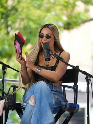 Sandra Berrocal Instagram - Gracias a la DiĆ”spora Dominicana en New York, y de otras hermosas Naciones, por todo el cariƱo, apoyo incondicional y entrega hacia mĆ en todos los proyectos y momentos de mi vida, mi corazón se llena de amor por ustedes, y de un sentimiento inigualable, sin ustedes serĆa imposible para mĆ continuar, gracias a mis fieles seguidores y todo el cariƱo que nos brindaron en este primer Domi Day celebrado en La Plaza Quisqueya, en Dyckman junto a la familia #AlofokeMediaGroup @sinfiltroradioshow šŗšøššš„³
Estilismo @carlosmartine08
Extensiones @santalexahumanhair