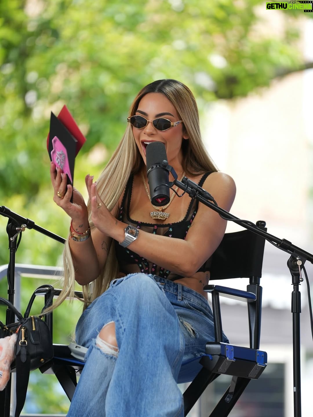 Sandra Berrocal - 72.2K Likes - Gracias a la Diáspora  Dominicana en New York,  y de otras hermosas  Naciones, por todo el cariño, apoyo incondicional y entrega hacia mí en todos los proyectos y momentos de mi vida, mi corazón se llena de amor por ustedes, y de un sentimiento inigualable, sin ustedes sería imposible para mí continuar, gracias a mis fieles seguidores y todo el cariño que nos brindaron en este primer Domi Day celebrado en La Plaza Quisqueya, en Dyckman junto a la familia #AlofokeMediaGroup @sinfiltroradioshow 🇺🇸🙏💋🥳

Estilismo @carlosmartine08 

Extensiones @santalexahumanhair