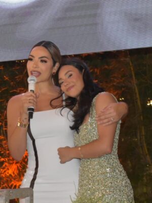 Sandra Berrocal Instagram - Felicidades en tu graduación š©š»āš mi amor te amamos nos sentimos orgullosos de ti , que este sea el primero de muchos Ć©xitos y logros en tu vida mi amor .te deseo un futuro hermoso, próspero para ti . Dios te Bendiga hoy maƱana y siempre amor mĆo . #graduacionš #conhonoresš
Estilismo @carlosmartine08
Look @joseventuravbcg
Flores @eleden.rd