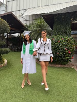 Sandra Berrocal Instagram - Mi mayor inspiración viene de mi mejor amiga, la mujer mĆ”s deslumbrante y fuerte, de quien recibĆ mi nombre y sangre. Me enseƱaste a amar de la manera mĆ”s noble y a ser una persona Ćntegra de pies a cabeza. Eres la dueƱa de todos mis logros. Gracias por darme todo lo que no tuviste y tanto merecĆas, espero algĆŗn dĆa ser la mitad de ser humano que eres.
Mientras me guiaste durante estos increĆbles 18 aƱos⦠no sĆ© si alguna vez te diste cuenta de que nunca tuve una princesa favorita, porque tĆŗ siempre ocupaste ese espacio en mi corazón. Te escogerĆa como mi madre en cada vida mami linda.
Hay dĆas que siento que me ves y te reflejas en mĆ, como esa niƱa interior que tanto te costó sanar. Pero sĆ© que te tranquiliza saber que hiciste el mejor trabajo con mis hermanos y conmigo. Que afortunada soy de tenerte, de que seas mi todo, y durante toda esta trayectoria escolar nunca faltaste en decirme: āLos planes de Dios, son mĆ”s grandes que los tuyos Chonchiā y de verdad que lo son mami.
No hay palabras en ningĆŗn otro lenguaje,
No hay regalos lo suficientemente grandes,
No hay abrazos o besos abundantes,
No risas o lƔgrimas,
Que pueda entregarte, por que te mereces eso y mƔs
Te amo sandritaā¤ļø