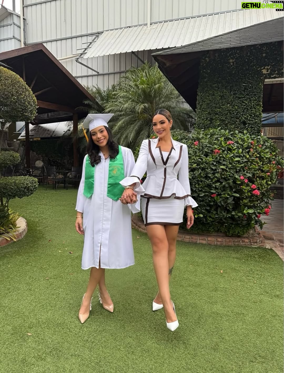 Sandra Berrocal - 76.1K Likes - Mi mayor inspiración viene de mi mejor amiga, la mujer más deslumbrante y fuerte, de quien recibí mi nombre y sangre. Me enseñaste a amar de la manera más noble y a ser una persona íntegra de pies a cabeza. Eres la dueña de todos mis logros. Gracias por darme todo lo que no tuviste y tanto merecías, espero algún día ser la mitad de ser humano que eres.

Mientras me guiaste durante estos increíbles 18 años… no sé si alguna vez te diste cuenta de que nunca tuve una princesa favorita, porque tú siempre ocupaste ese espacio en mi corazón. Te escogería como mi madre en cada vida mami linda.

Hay días que siento que me ves y te reflejas en mí, como esa niña interior que tanto te costó sanar. Pero sé que te tranquiliza saber que hiciste el mejor trabajo con mis hermanos y conmigo. Que afortunada soy de tenerte, de que seas mi todo, y durante toda esta trayectoria escolar nunca faltaste en decirme: “Los planes de Dios, son más grandes que los tuyos Chonchi” y de verdad que lo son mami. 

No hay palabras en ningún otro lenguaje,
No hay regalos lo suficientemente grandes, 
No hay abrazos o besos abundantes, 
No risas o lágrimas, 
Que pueda entregarte, por que te mereces eso y más

Te amo sandrita❤️