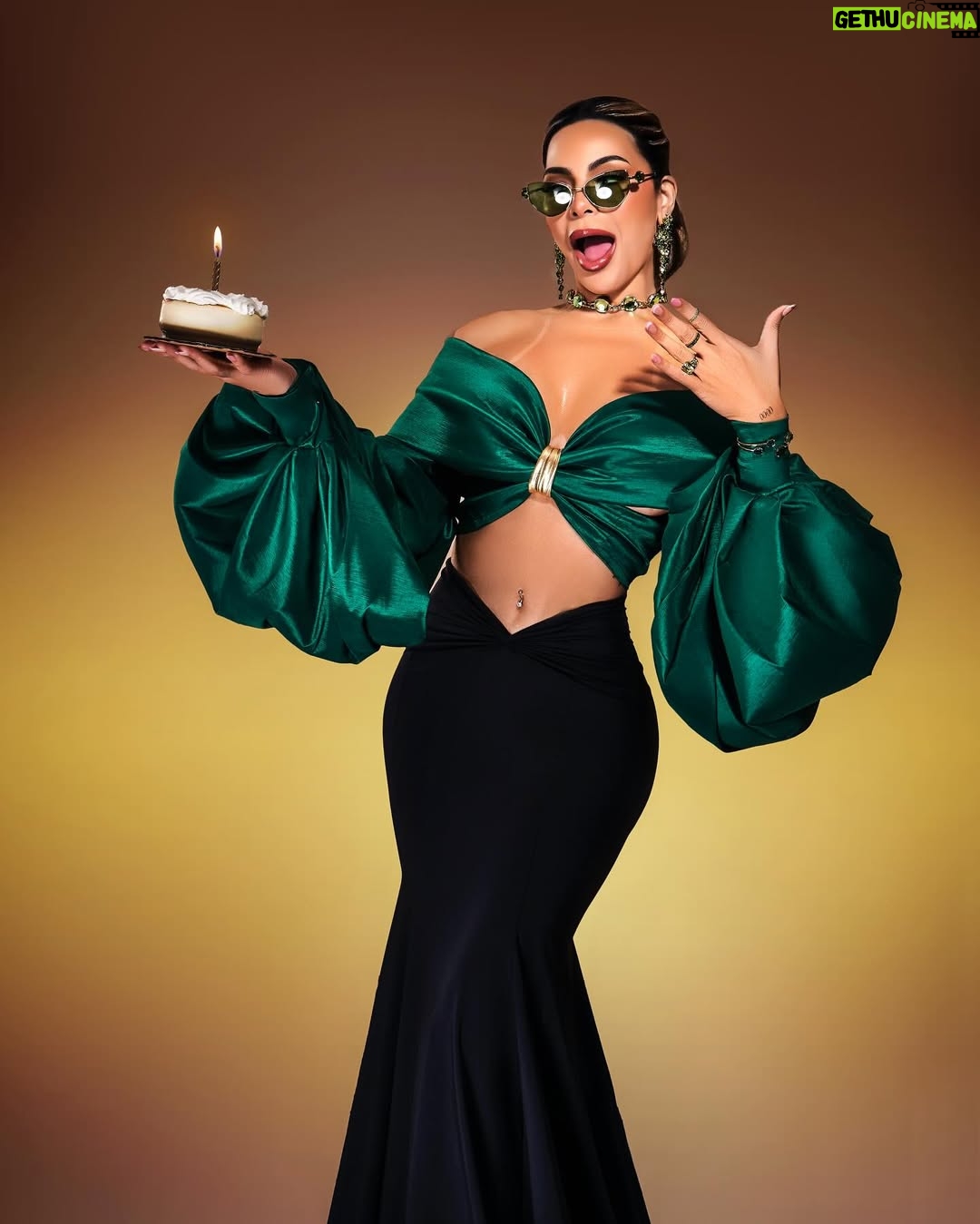 Sandra Berrocal - 107.3K Likes - Gracias mi Dios por tu misericordia y como te manifiestas en mi vida, te doy gracias por darme esta vida, Salud, Amor y prosperidad para mí y los míos . Gracias a la vida, por todas las enseñanzas y lecciones que me has dado .  Gracias por mi hermosa familia, mis 4 hijos que son el motor de mi vida, mis padres y premiarme en el amor con un buen hombre,  que sea tu señor el guía de nuestras vidas, como siempre, gracias por mi pequeño círculo de amigos  que cada día bendicen mi vida con su presencia y apoyo, son pocos pero reales y el tiempo lo ha demostrado, Hoy celebro la vida, mi cumpleaños, tengo más cosas que agradecerte que pedirte, viviendo, siendo feliz sin hacerle daño a nadie, y en Paz con Dios! 🙏🏻✨ Happy Birthday to Me. 🥳❤️

Estilismo @carlosmartine08 

Fotografía @pineboxvs 

Joyas @swarovski @swarovski_retailer_ Dominicana

Makeup @jaimemakeupoficial 

Look @laspiezasdemicloset1