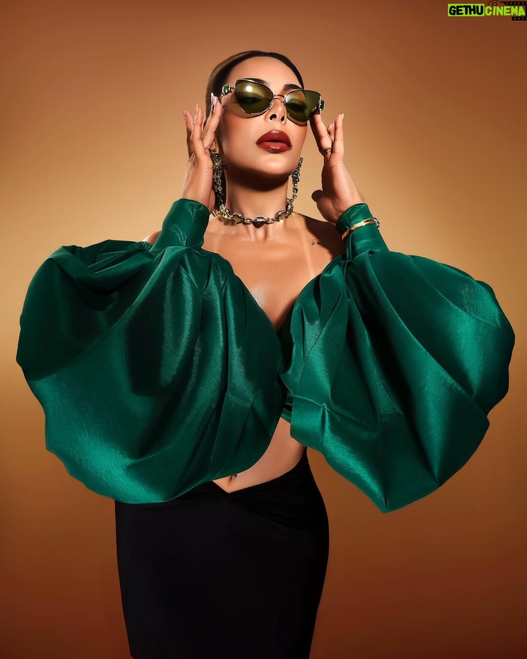 Sandra Berrocal - 107.3K Likes - Gracias mi Dios por tu misericordia y como te manifiestas en mi vida, te doy gracias por darme esta vida, Salud, Amor y prosperidad para mí y los míos . Gracias a la vida, por todas las enseñanzas y lecciones que me has dado .  Gracias por mi hermosa familia, mis 4 hijos que son el motor de mi vida, mis padres y premiarme en el amor con un buen hombre,  que sea tu señor el guía de nuestras vidas, como siempre, gracias por mi pequeño círculo de amigos  que cada día bendicen mi vida con su presencia y apoyo, son pocos pero reales y el tiempo lo ha demostrado, Hoy celebro la vida, mi cumpleaños, tengo más cosas que agradecerte que pedirte, viviendo, siendo feliz sin hacerle daño a nadie, y en Paz con Dios! 🙏🏻✨ Happy Birthday to Me. 🥳❤️

Estilismo @carlosmartine08 

Fotografía @pineboxvs 

Joyas @swarovski @swarovski_retailer_ Dominicana

Makeup @jaimemakeupoficial 

Look @laspiezasdemicloset1