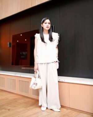 Sandra Dewi Instagram - 🐩
Bag from @snowcelinelux @snowcelineluxready 
Earrings, bracelets, & ring by @sandradewigold_id Love Melts
Outfit by @array.id_