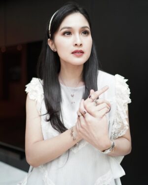 Sandra Dewi Instagram - 🐩
Bag from @snowcelinelux @snowcelineluxready 
Earrings, bracelets, & ring by @sandradewigold_id Love Melts
Outfit by @array.id_