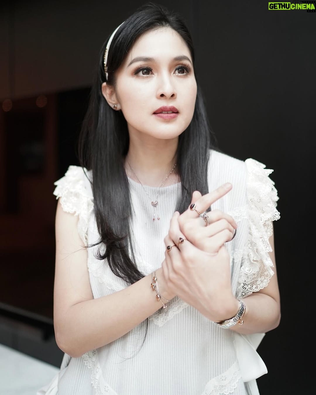 Sandra Dewi - 17.1K Likes - 🐩
Bag from @snowcelinelux @snowcelineluxready 
Earrings, bracelets, & ring by @sandradewigold_id Love Melts
Outfit by @array.id_