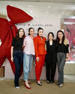Sandra Dewi Instagram - @pvra.official x @sandradewi88 vol 2 with my sayang sayang 🎄✨❄️🎁🎅🏼 
Thank you for the ❤️ girls💋