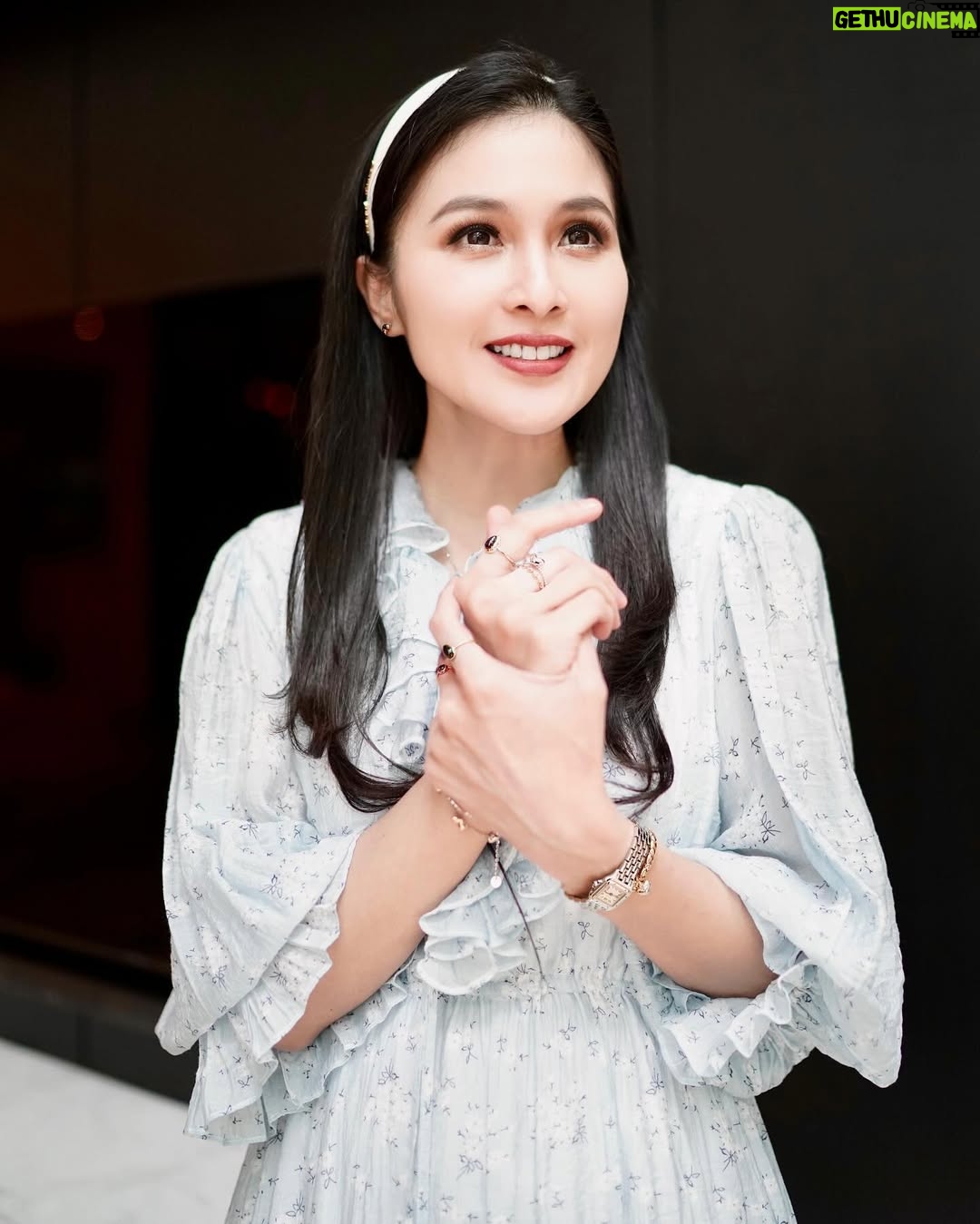 Sandra Dewi - 12.7K Likes - 👗
Bag from @vone.world x @sarsof 
Earrings, bracelets & rings by @sandradewigold_id Love Melts
Dress by @lebijoushop