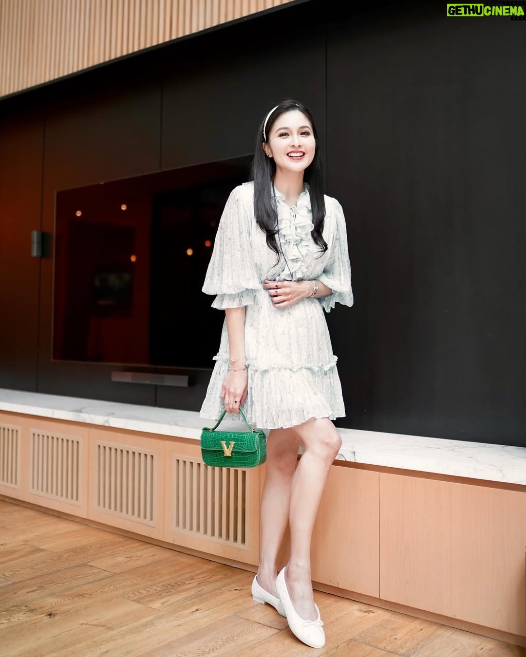 Sandra Dewi - 12.7K Likes - 👗
Bag from @vone.world x @sarsof 
Earrings, bracelets & rings by @sandradewigold_id Love Melts
Dress by @lebijoushop