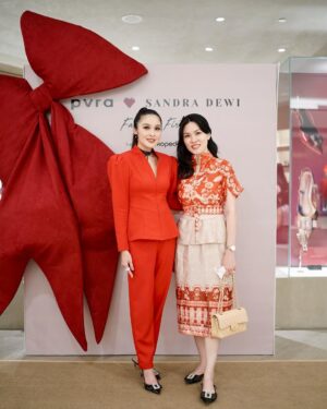 Sandra Dewi Instagram - @pvra.official x @sandradewi88 vol 2 with my sayang sayang 🎄✨❄️🎁🎅🏼 
Thank you for the ❤️ girls💋