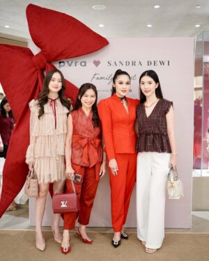Sandra Dewi Instagram - @pvra.official x @sandradewi88 vol 2 with my sayang sayang 🎄✨❄️🎁🎅🏼 
Thank you for the ❤️ girls💋